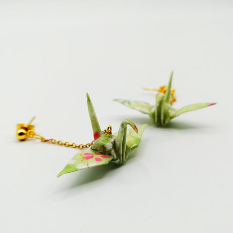 Orecchini gru color matcha con fiori di ciliegio